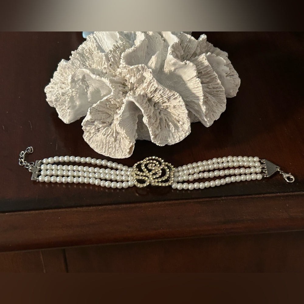 Elegant faux Pearl Bracelet with flower Accent